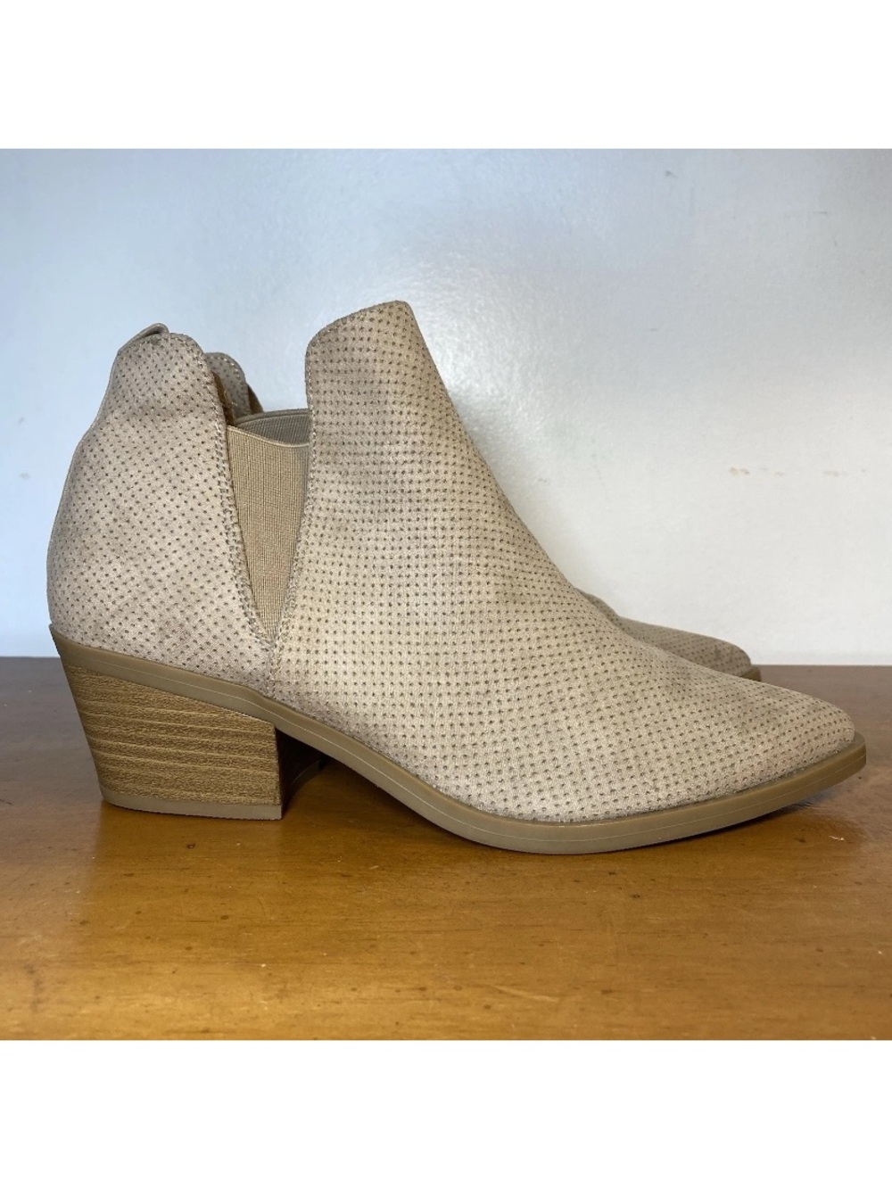Universal Thread Women’s 8 Beige Faux Suede Chelsea Ankle Boots Booties Low Heel
